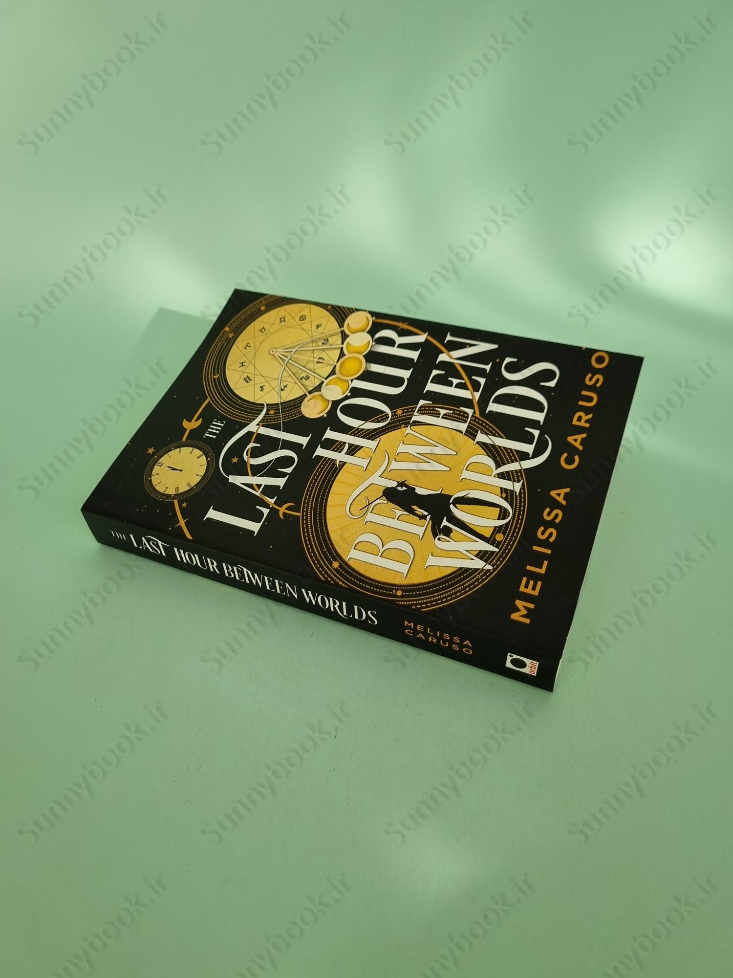 The Last Hour Between Worlds (The Echo Archives 1) main 1 3